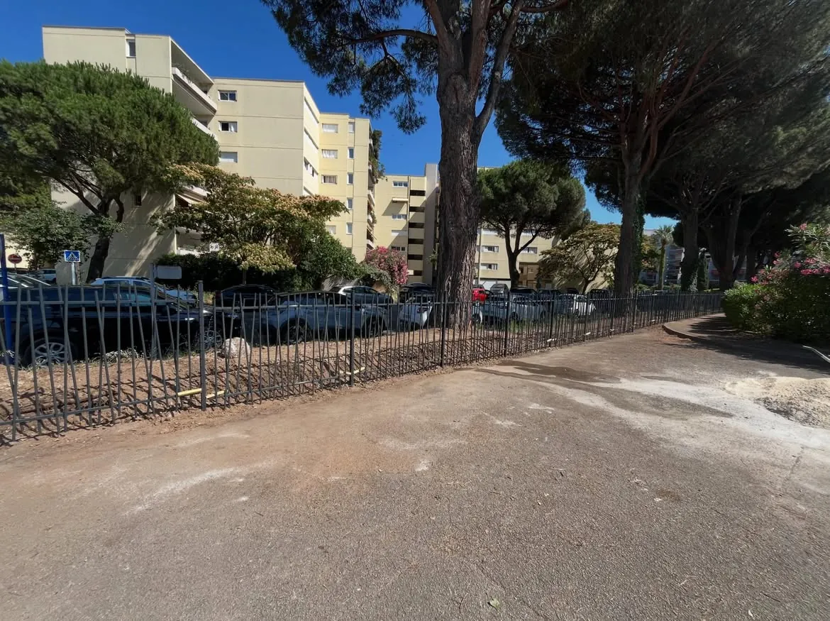 Vue générale de la clôture installée le long du parking au Lavandou