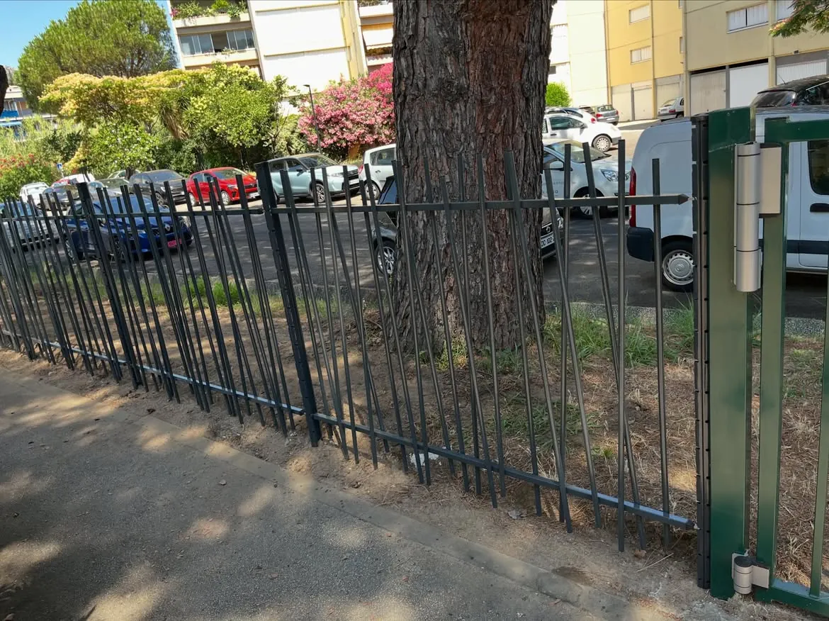 Détail des barreaux de la clôture près du portail au Lavandou