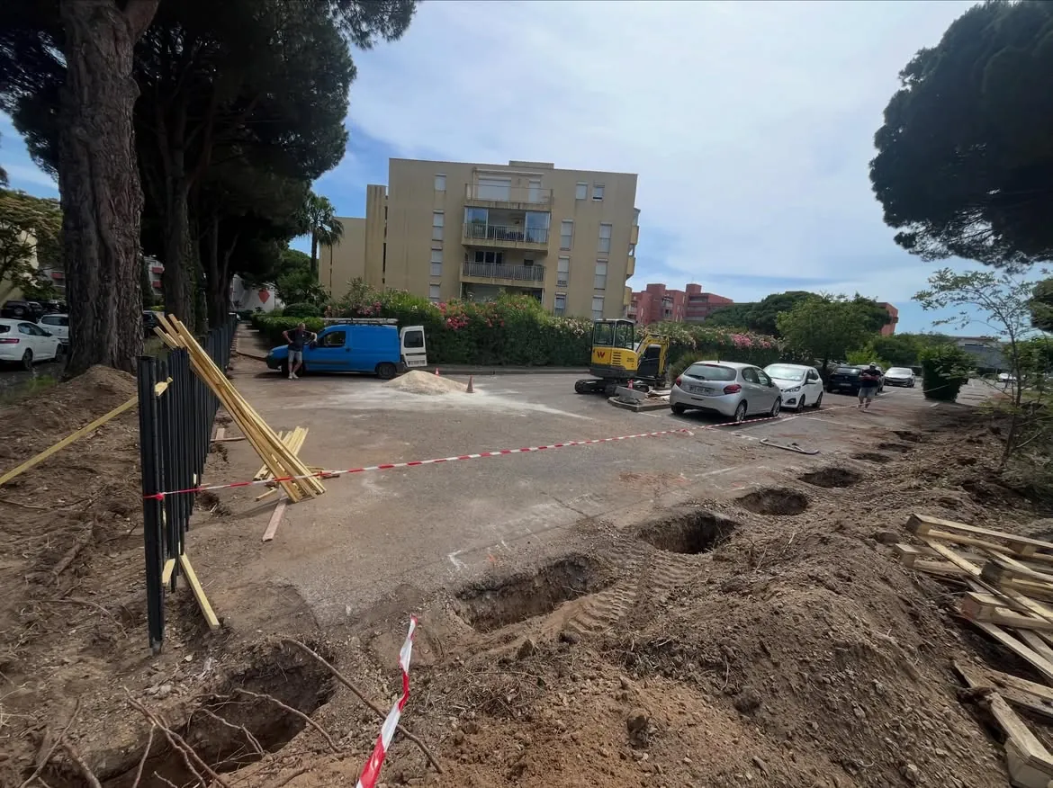 Fouilles pour les poteaux de la nouvelle clôture au Lavandou