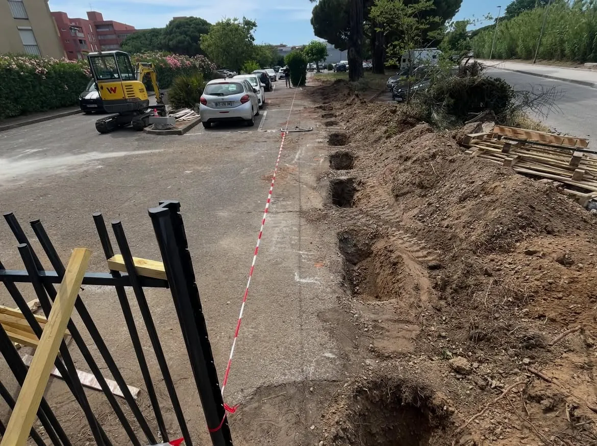 Alignement des fouilles pour les poteaux au Lavandou