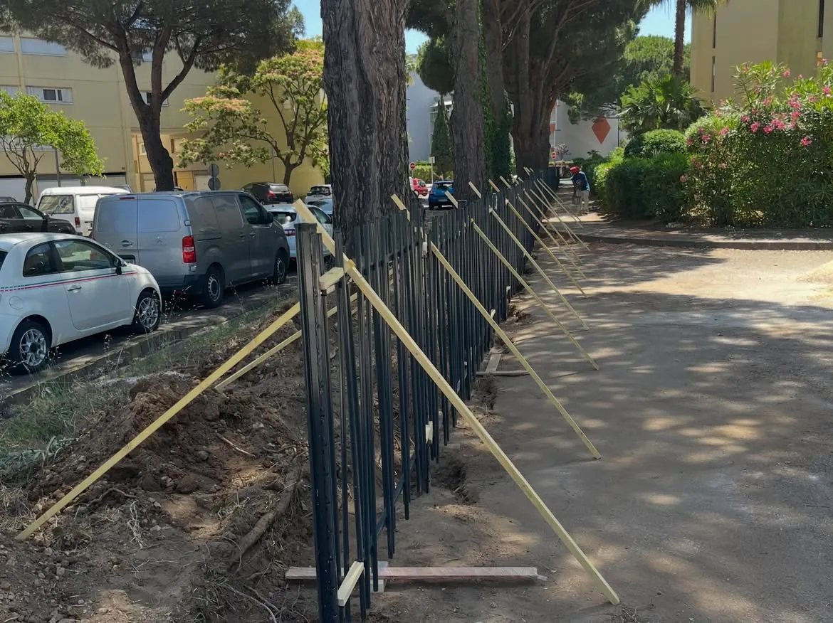 Panneaux maintenus par des étais en bois au Lavandou