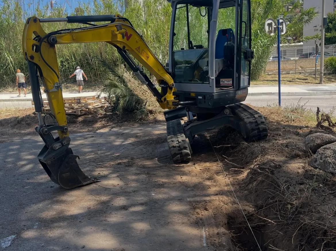 Minipelle sur la zone de terrassement au Lavandou