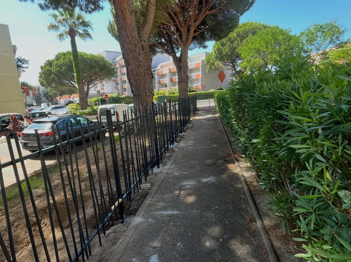 Clôture posée le long du cheminement piéton au Lavandou
