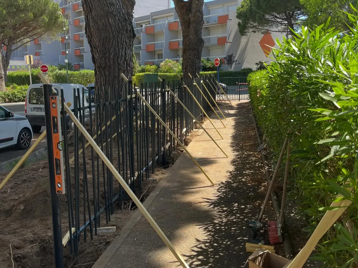 Alignement des panneaux pendant leur calage au Lavandou