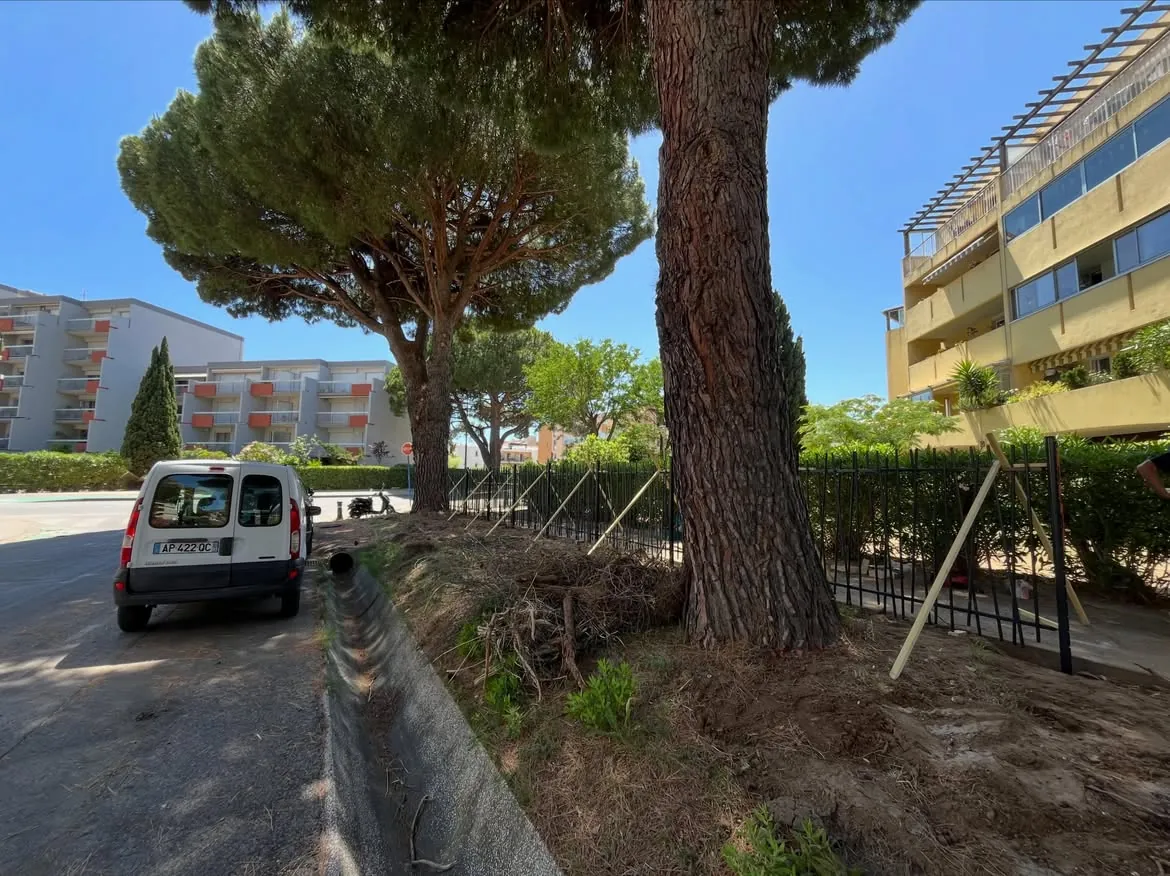 Vue d’ensemble du chantier de clôture au Lavandou
