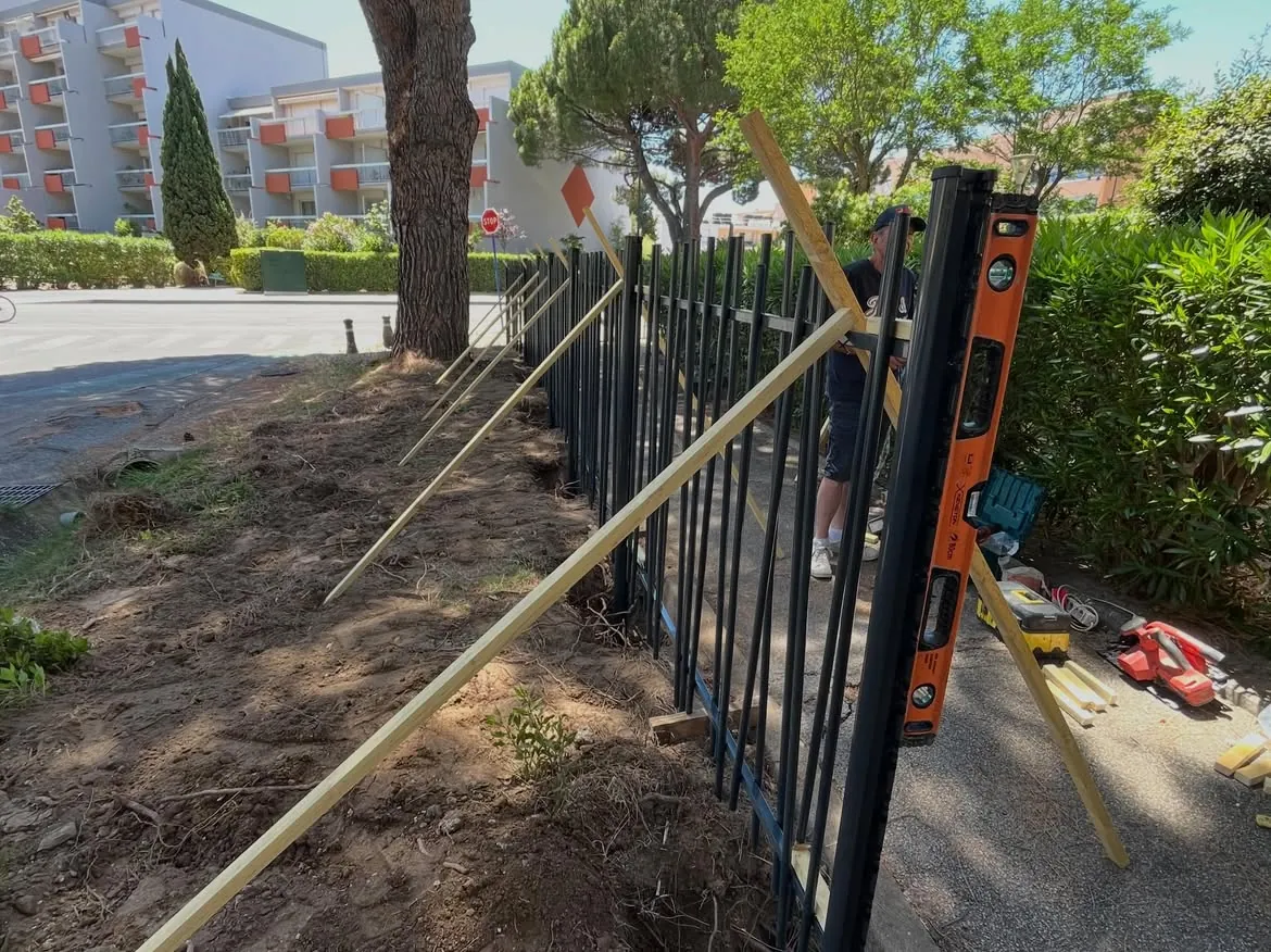 Contrôle du niveau des panneaux pendant la pose au Lavandou