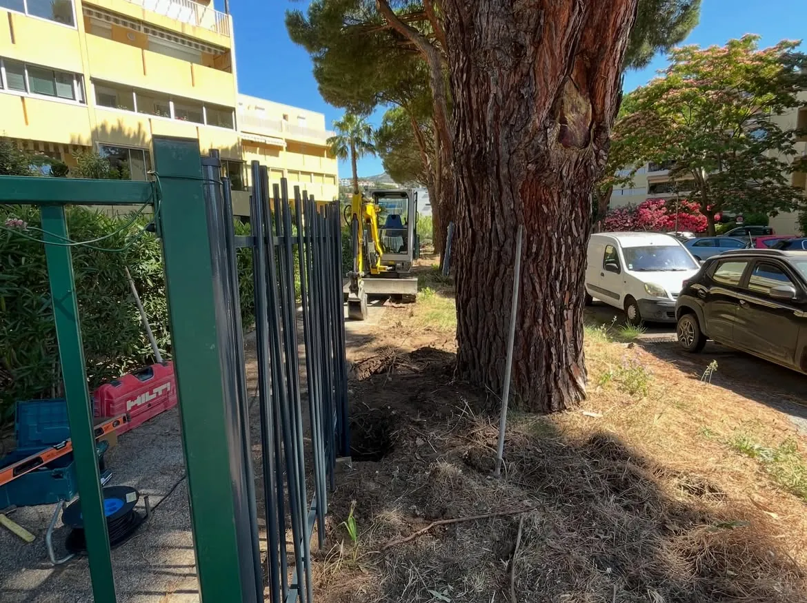 Poteaux et panneaux à proximité du portail au Lavandou