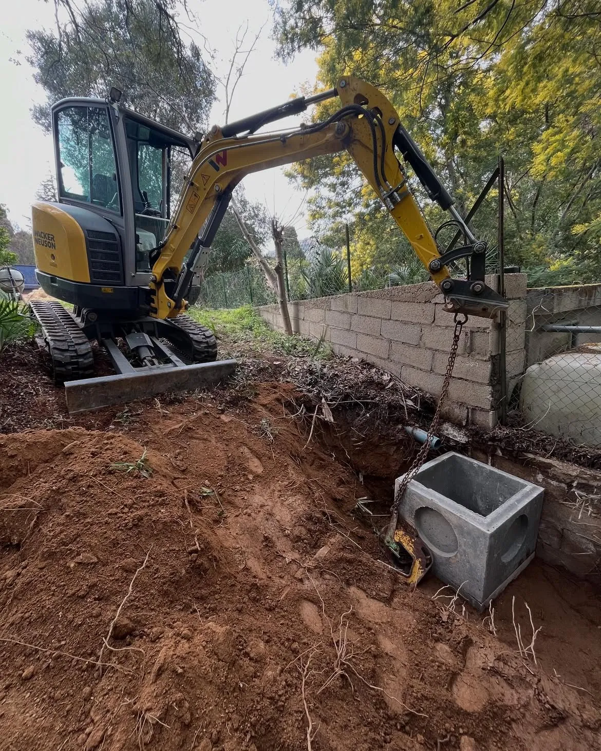 Minipelle et regard en cours de construction
