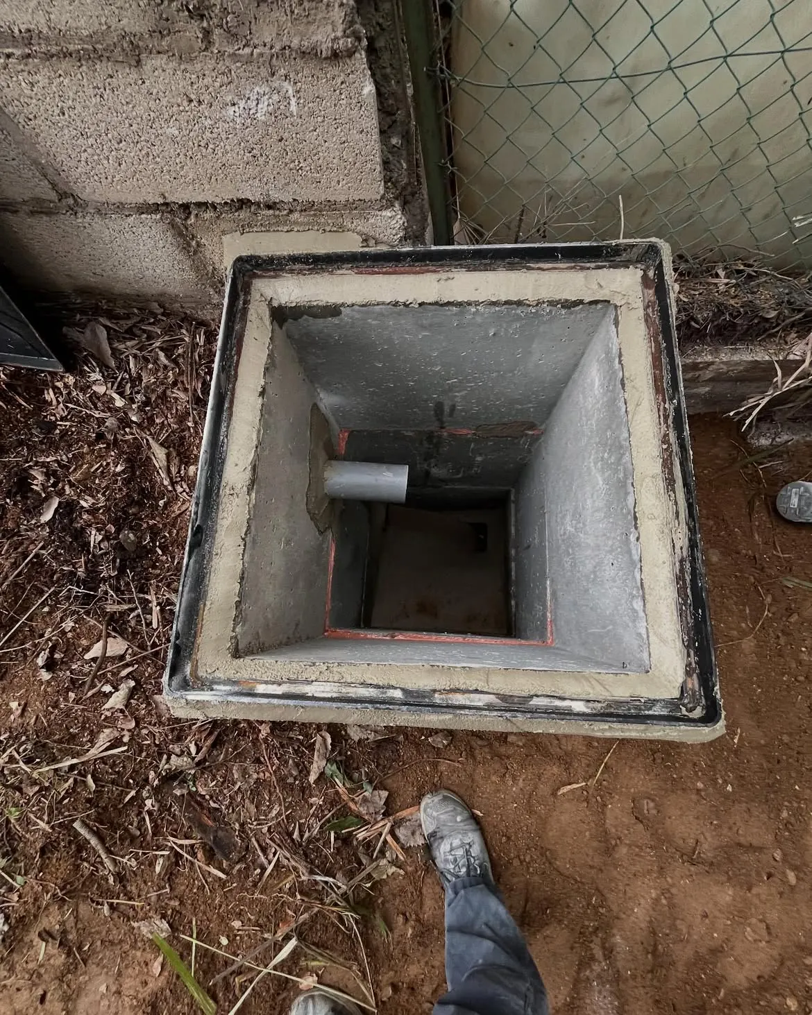 Vue intérieure du regard avec canalisation raccordée