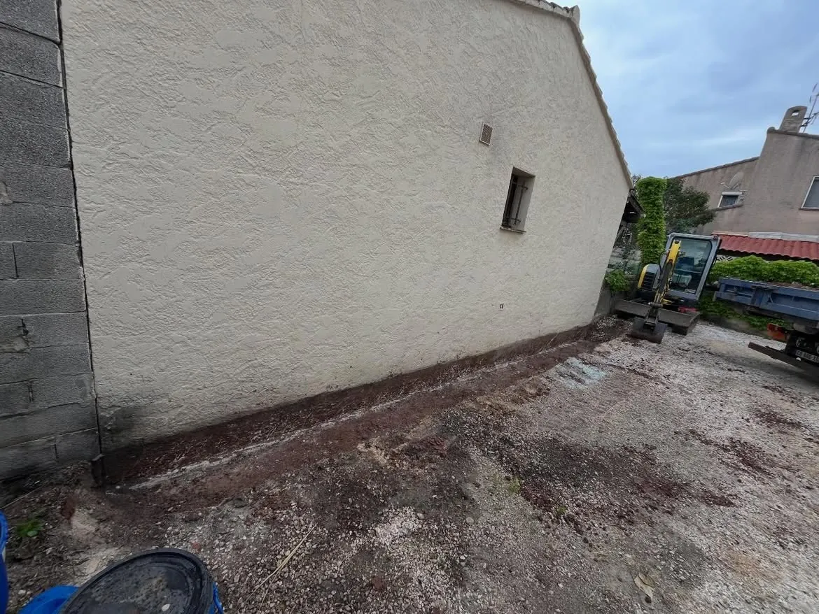 Début du décaissement le long de la façade à La Farlède