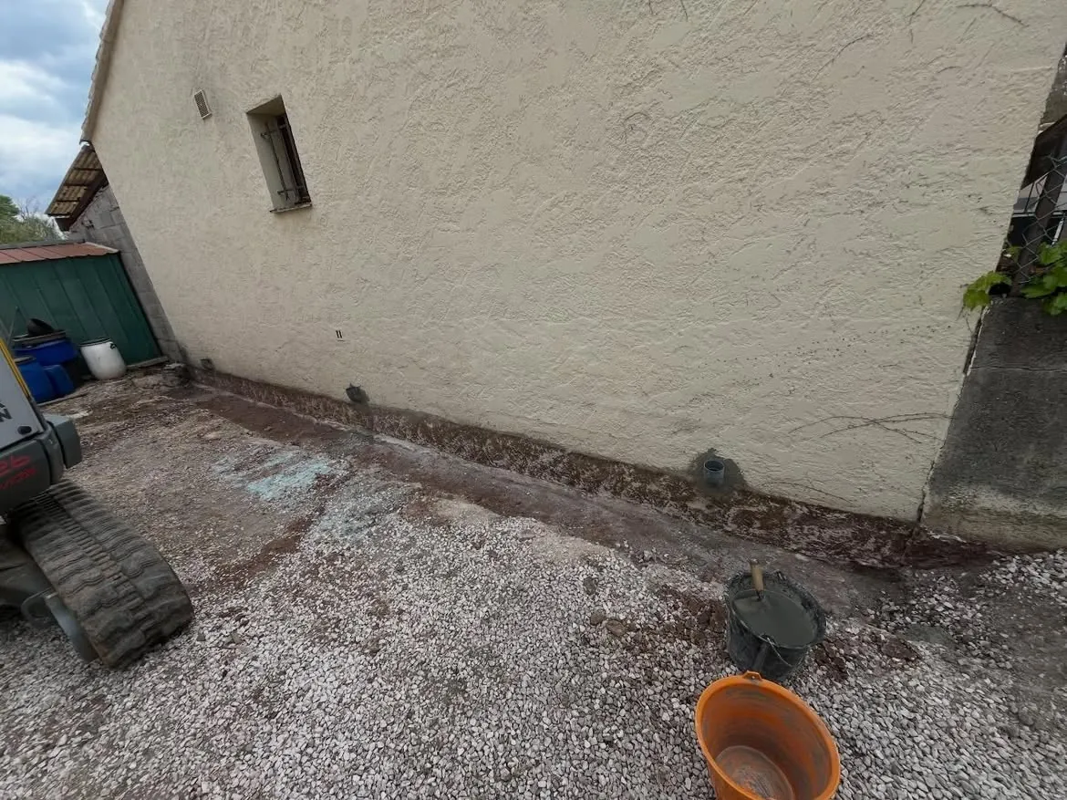 Décaissement au pied de la maison à La Farlède