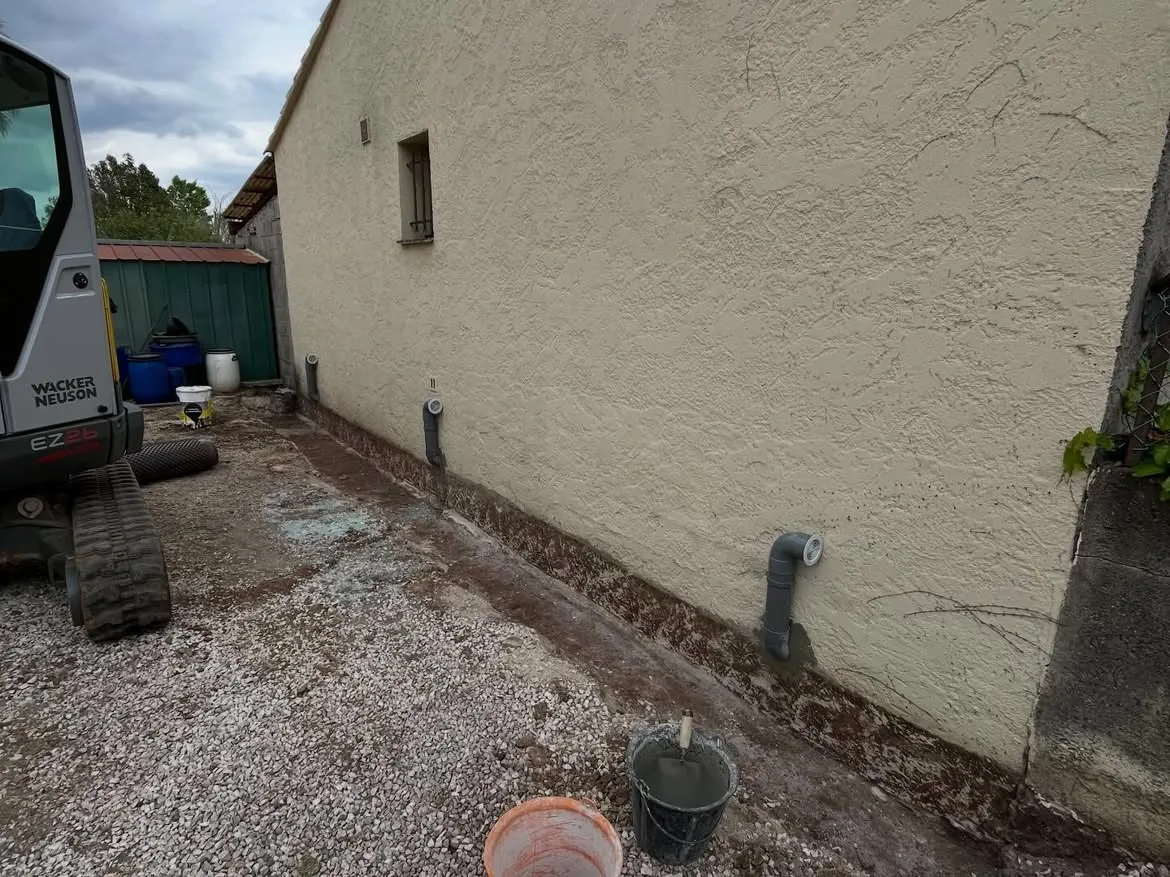 Tuyaux PVC de ventilation installés à La Farlède