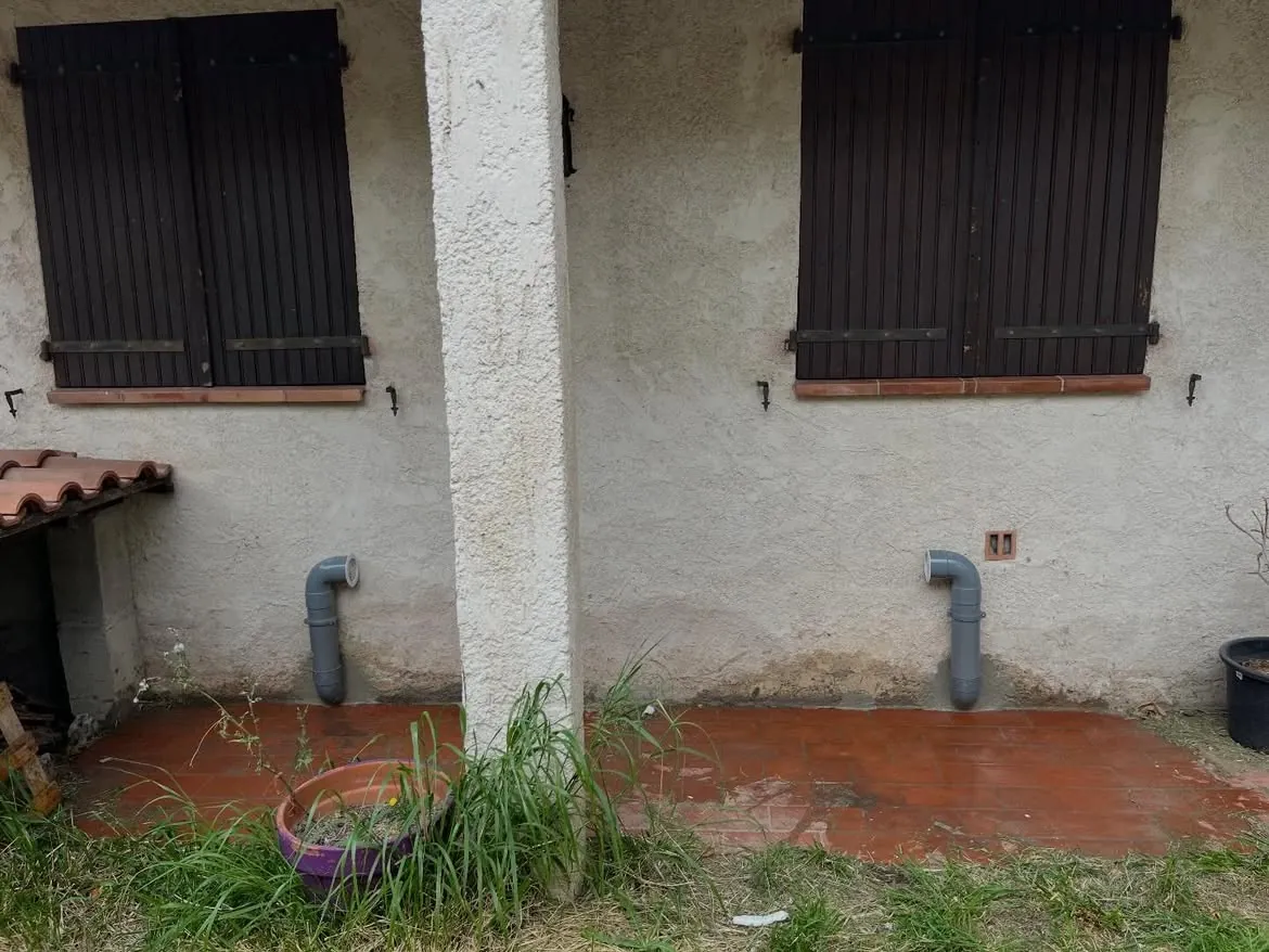 Sorties de ventilation PVC près des fenêtres à La Farlède