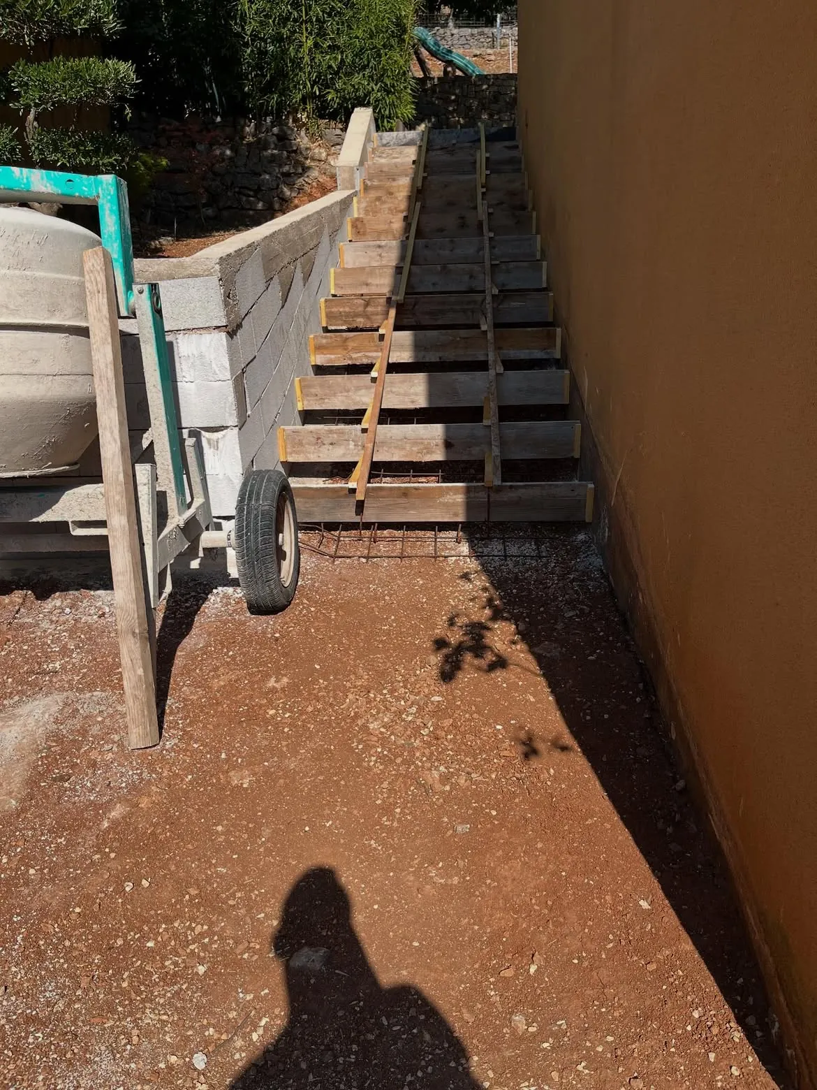 Coffrage et armatures entre le mur et la maison à Méounes