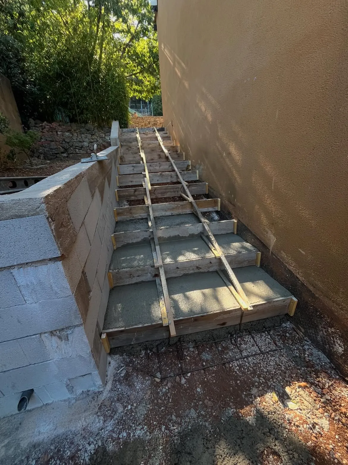 Marches coffrées contre le mur de soutènement à Méounes