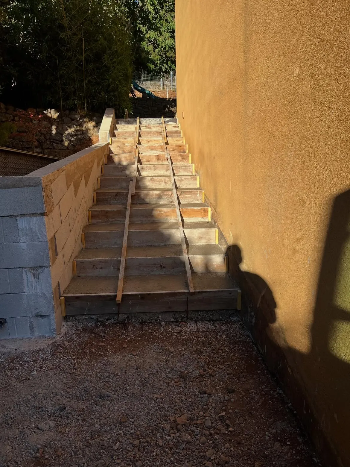 Vue d’ensemble de l’escalier coffré à Méounes