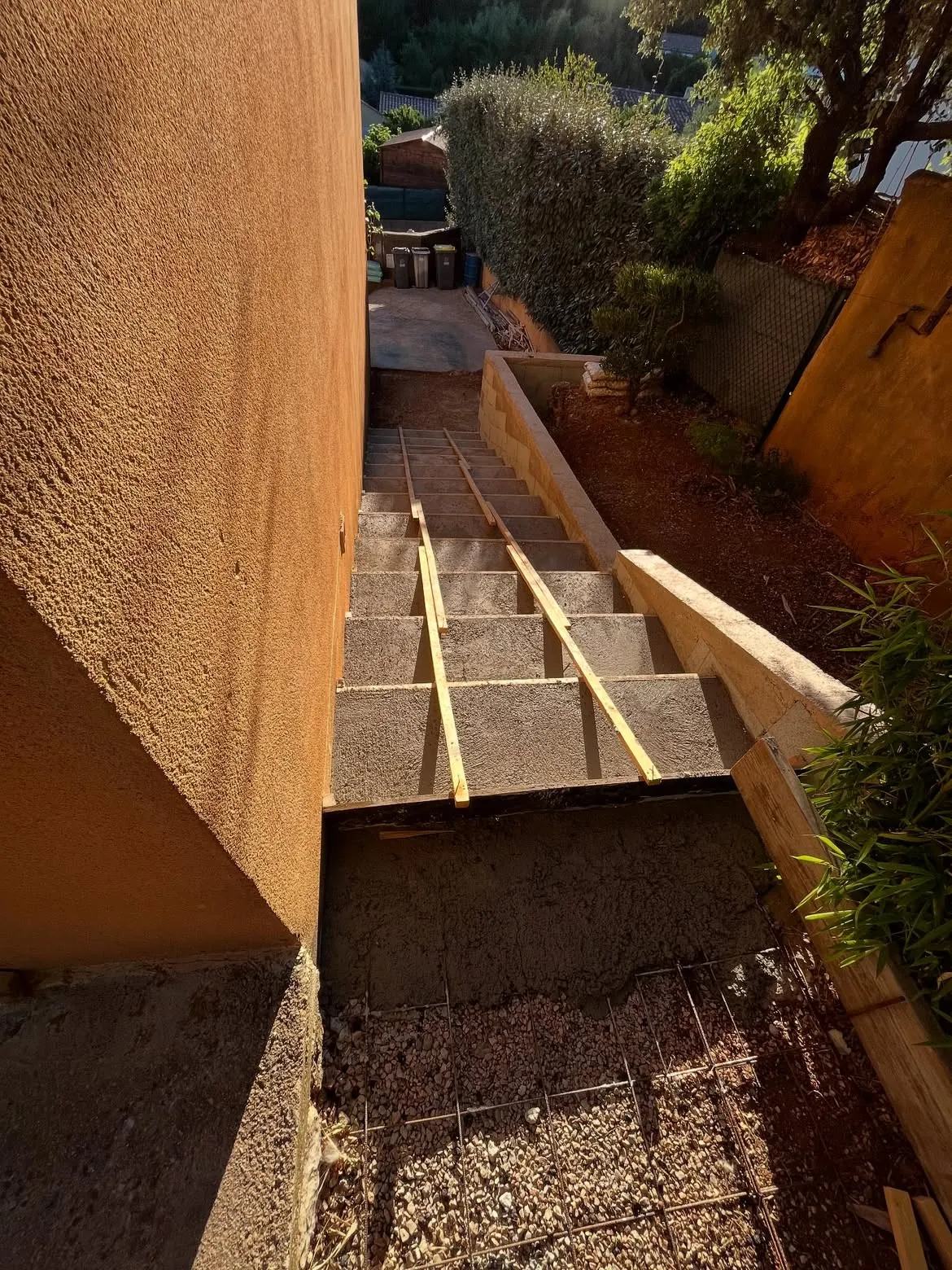 Coulage du béton dans les marches coffrées à Méounes