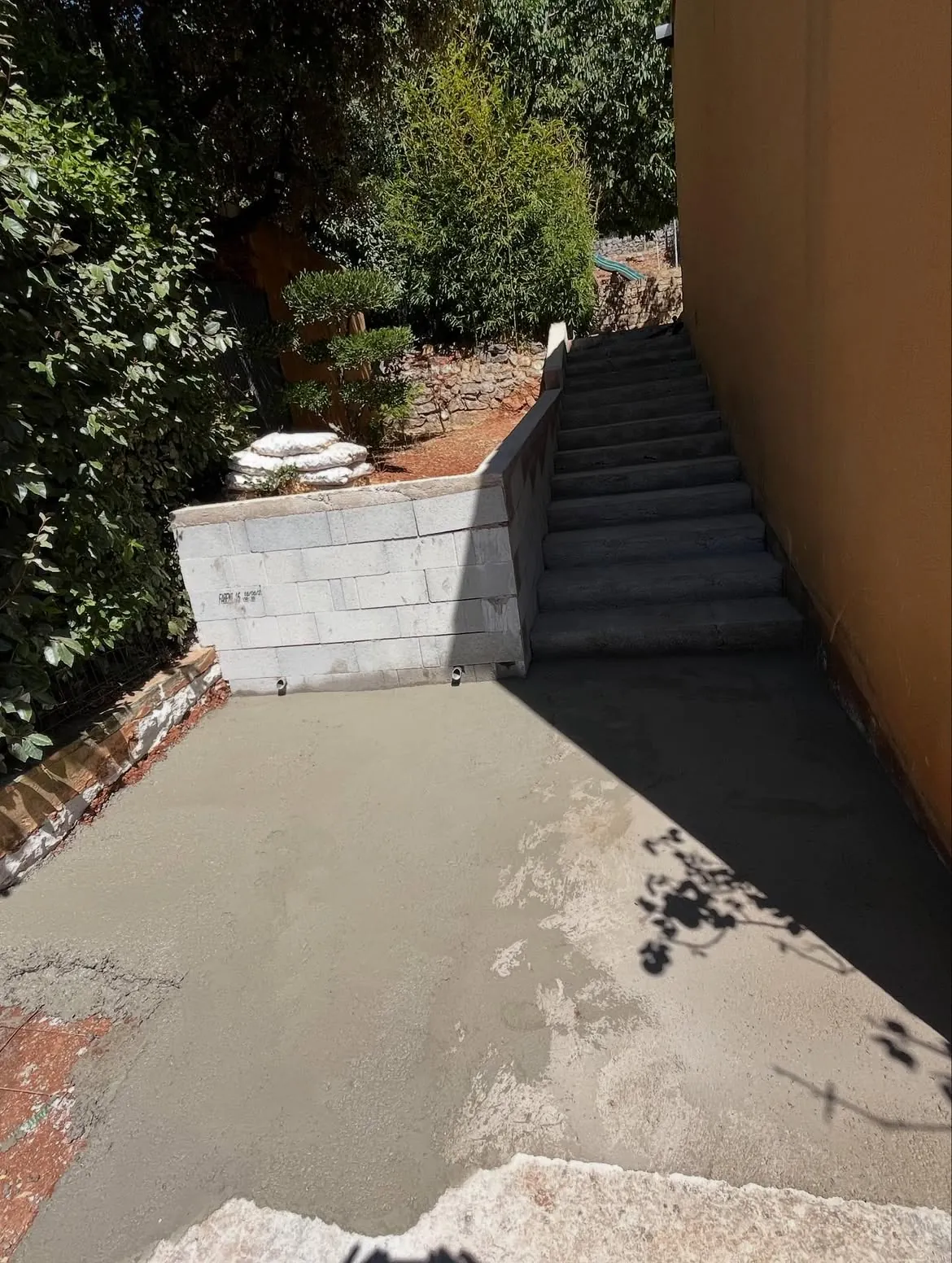 Escalier et palier en béton brut après décoffrage à Méounes