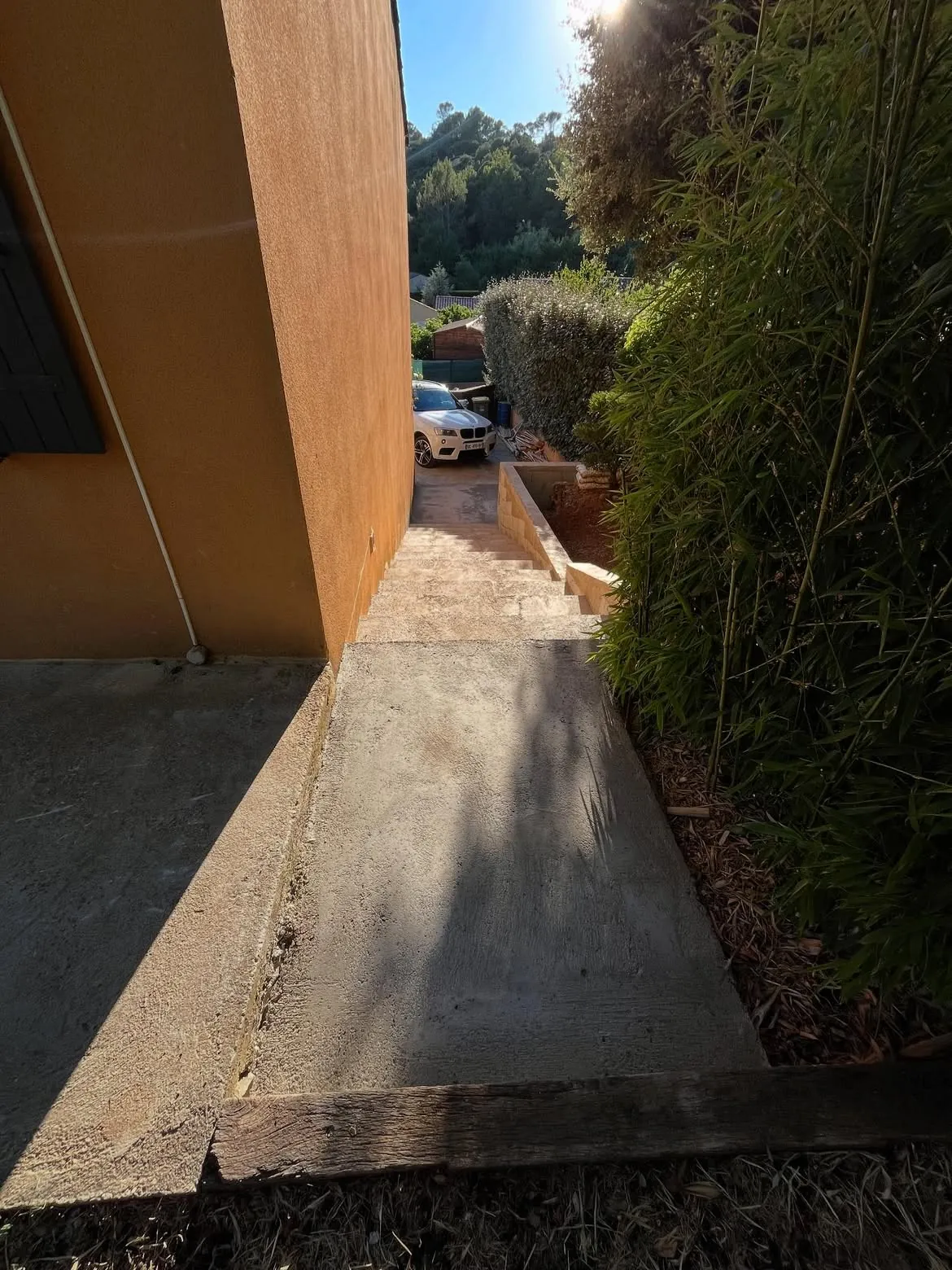 Palier et escalier en béton vus depuis le haut à Méounes