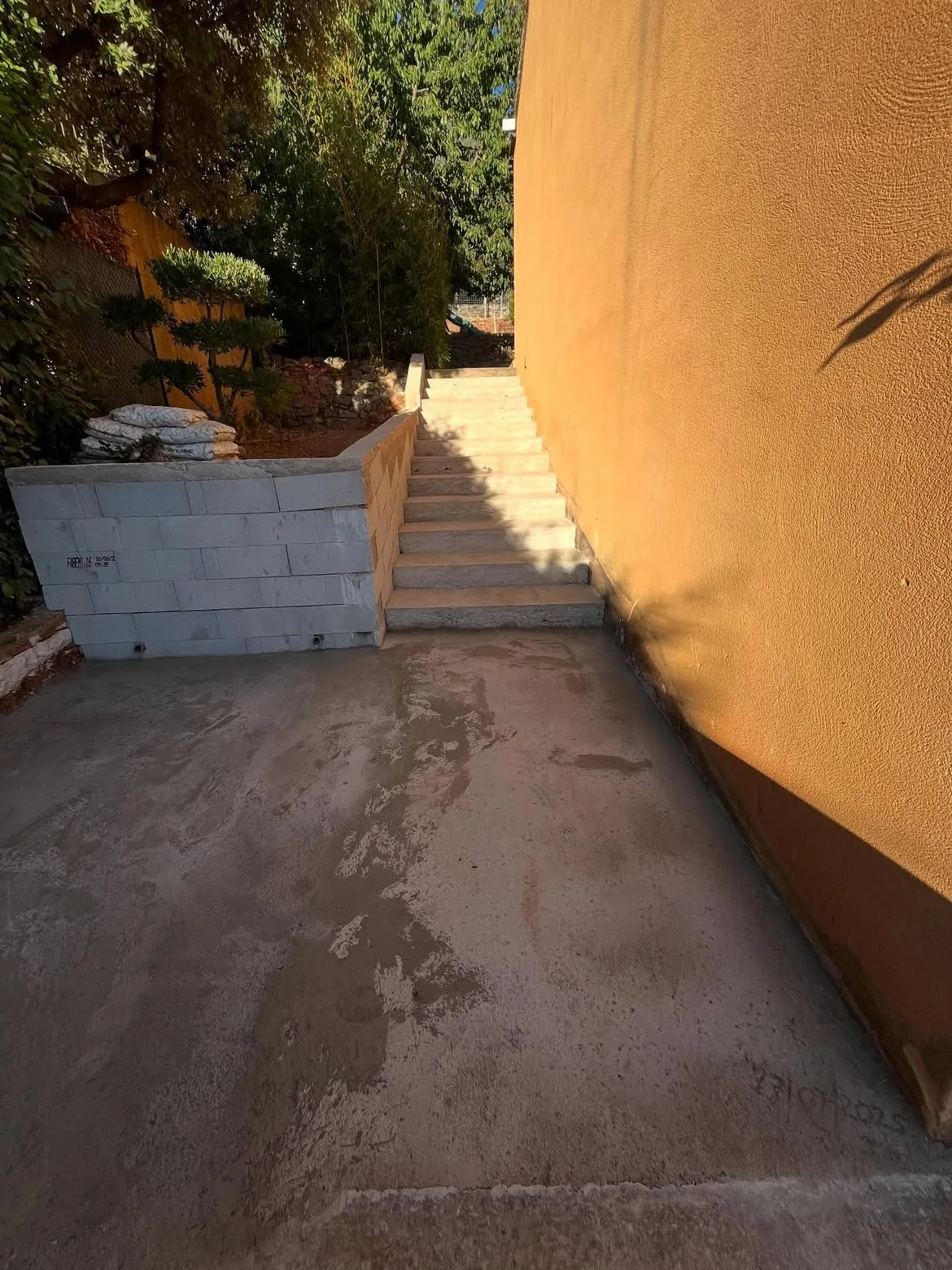 Escalier décoffré et mur de soutènement brut à Méounes