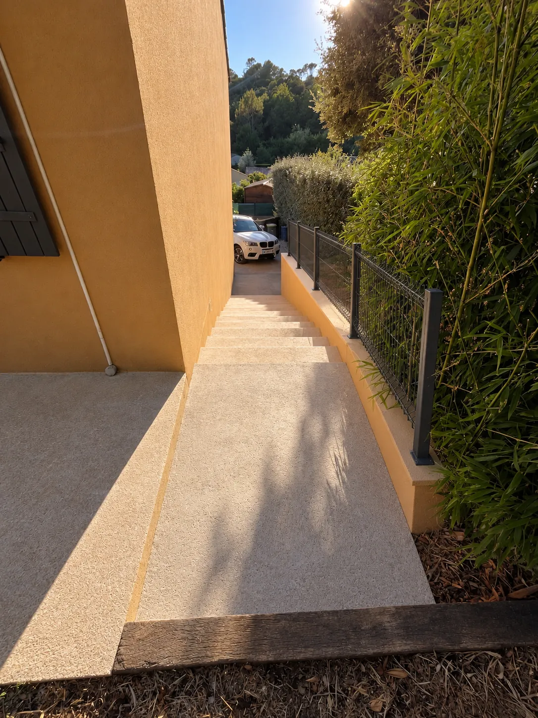 Escalier fini avec palier et clôture rigide, vue du haut à Méounes