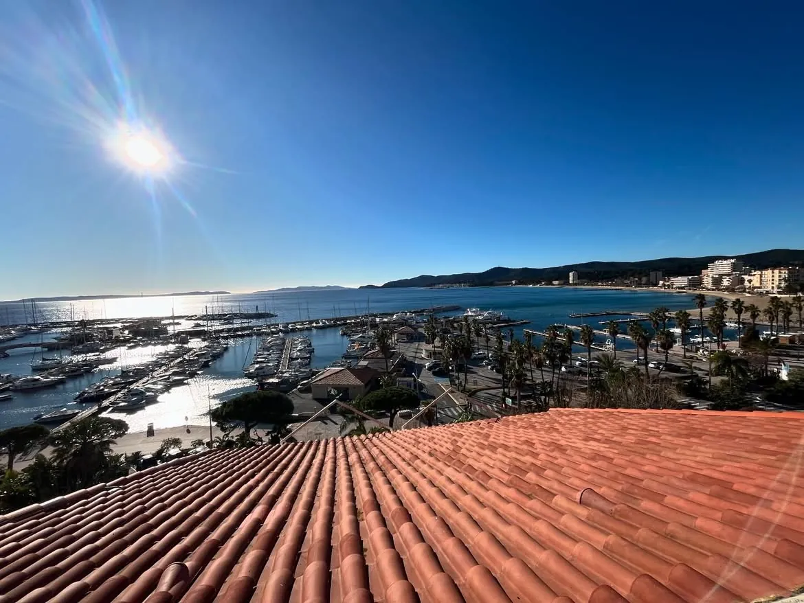 Vue générale de la toiture en tuiles au Lavandou