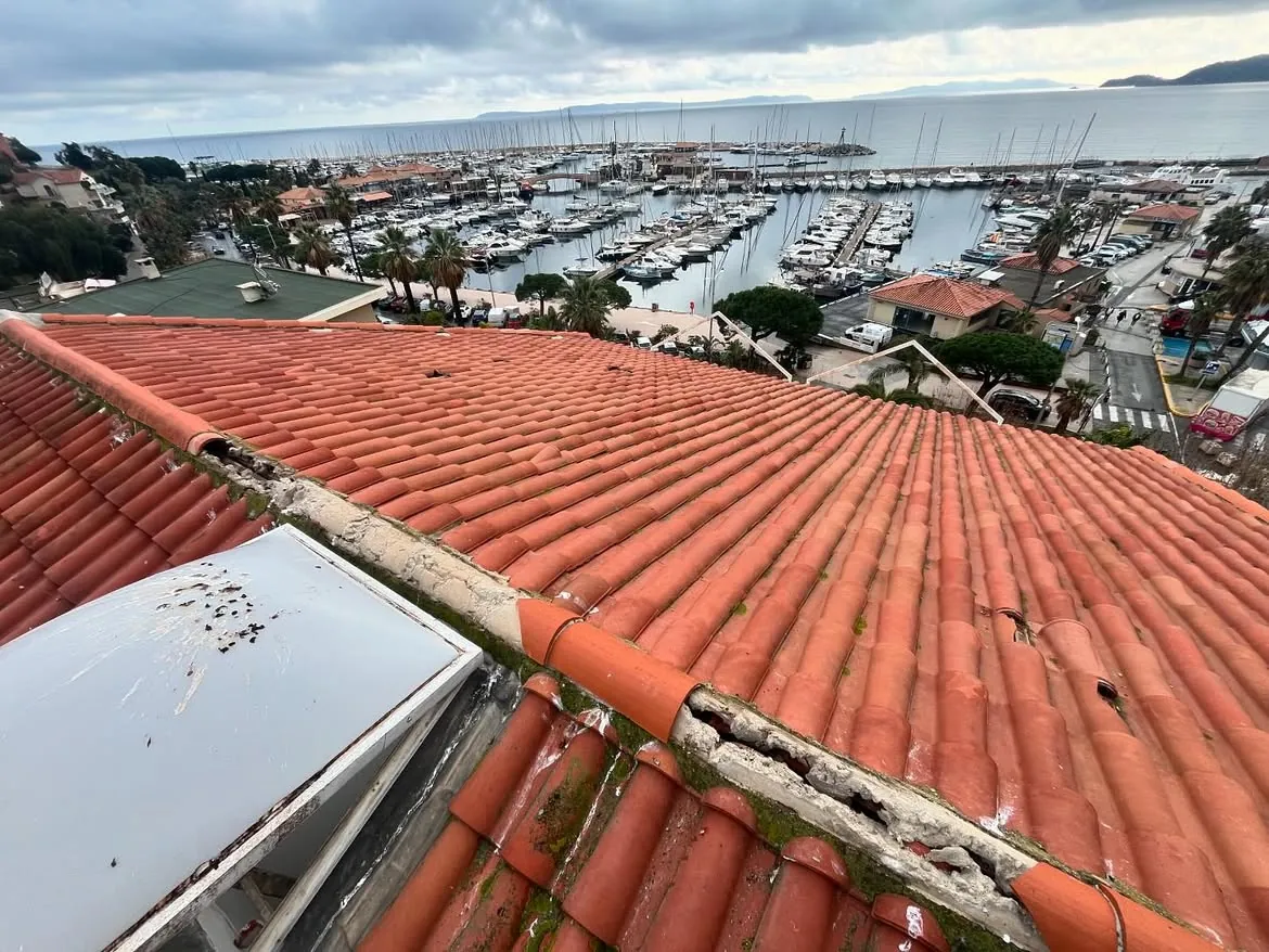 Faîtage dégradé avant sa reprise au Lavandou