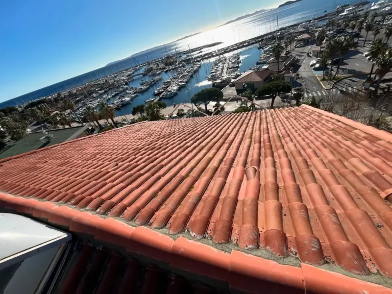 Faîtage repris sur la toiture en tuiles au Lavandou
