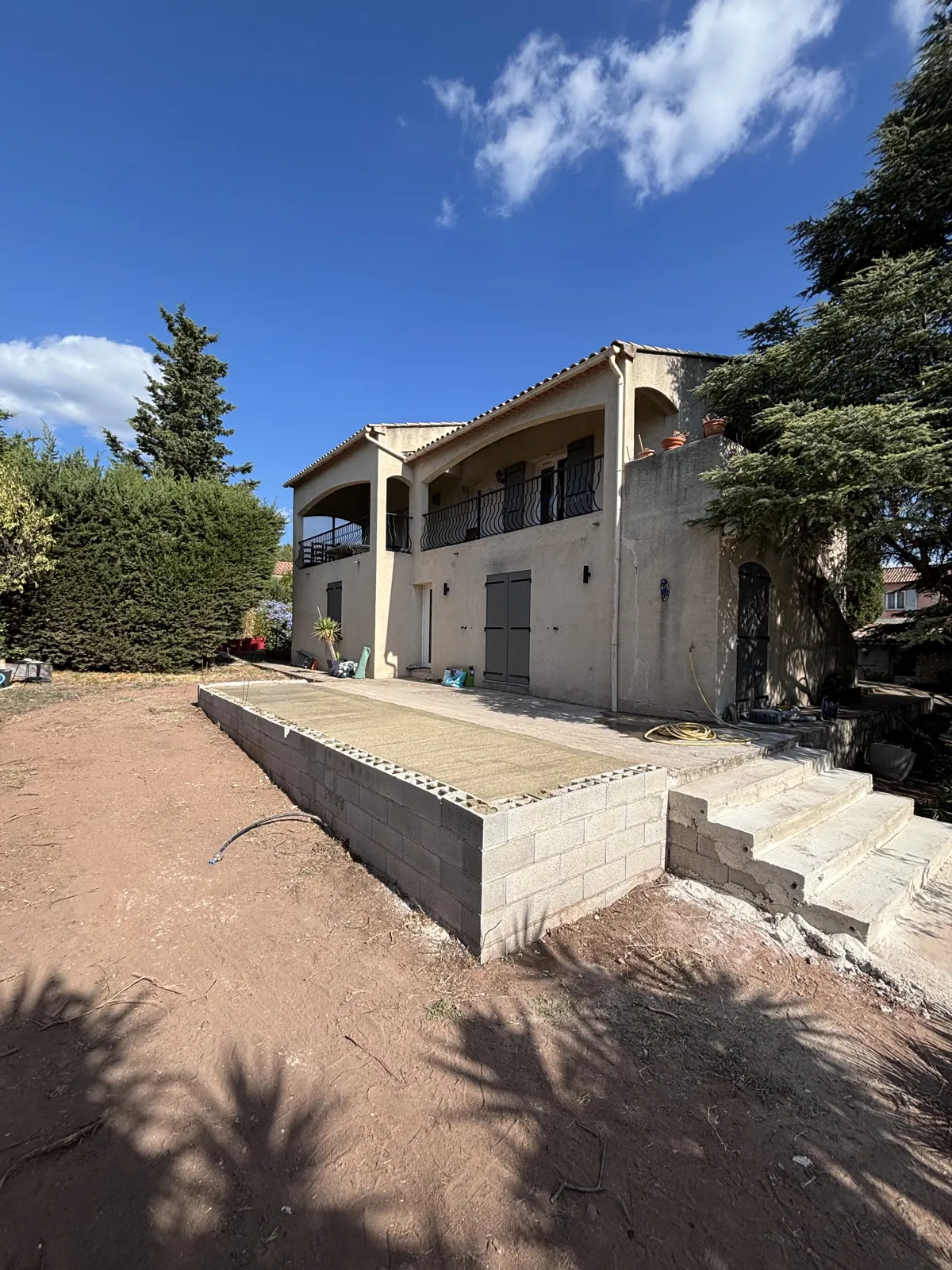 Terrasse en béton brut et escalier au stade du gros œuvre à La Farlède