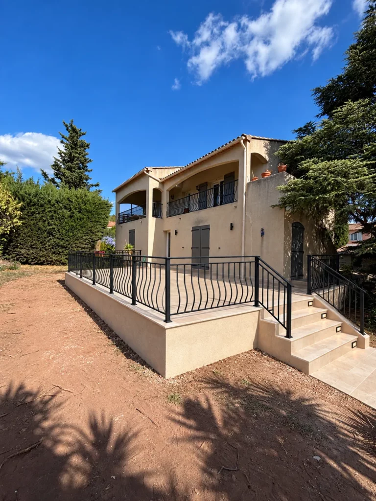 Terrasse carrelée et escalier avec garde-corps après finitions à La Farlède